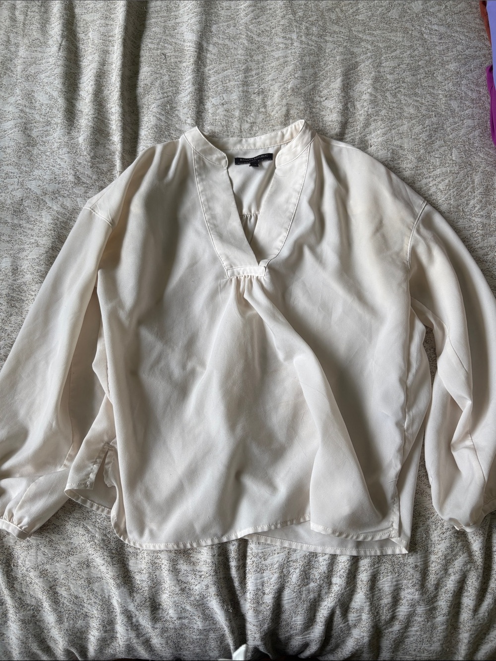 Banana Republic Cream V-Neck Pullover Blouse